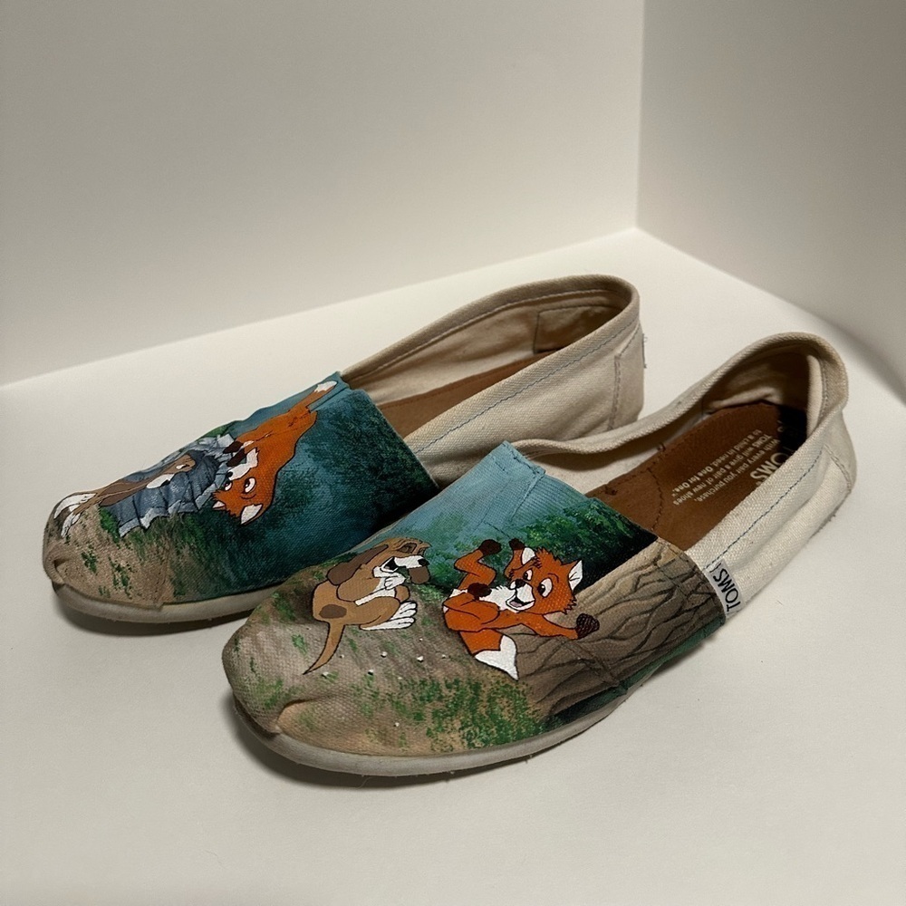Tom’s Custom Painted Fox and the Hound Shoes - Picture 2 of 7